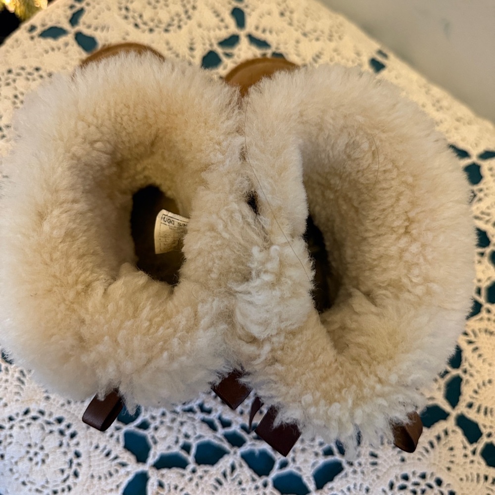 UGG Tan Kids Slippers with Cream Fur - Picture 6 of 6
